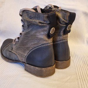 Riekers Women's Newspaper Print boot size 8